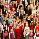 A large children's choir sang "Happy birthday" to King Harald, wishing him a happy birthday in many languages (Photo: Håkon Mosvold Larsen, Scanpix)